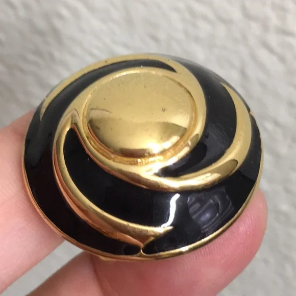 🖤St.John Vtg gold & black enamel clip earrings